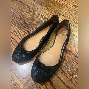 Black quilted 100% authentic tory burch flats! Size 9.5, small bow detail.